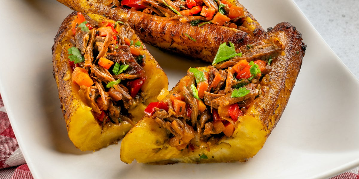 Canoa de platano maduro con ropa vieja