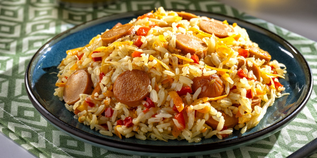 Arroz con salchichas, repollo y zanahoria