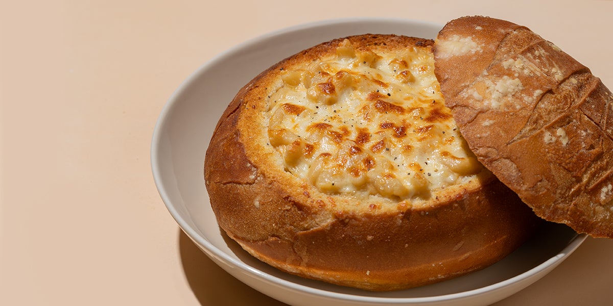 Macarrones con queso en pan campesino