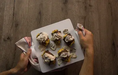 Churrasco Enrollado con Plátano Maduro y Tocineta