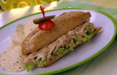 Sandwich de Pollo con Mermelada de Tamarindo