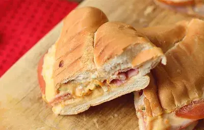 Sándwich Cremoso de Queso y Jamón