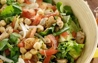 Ensalada de garbanzos y pollo