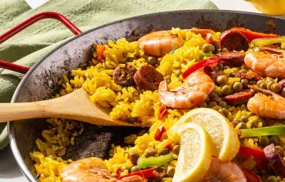 Paella de camarones y chorizo