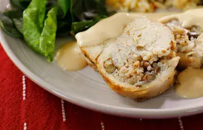 PECHUGA DE POLLO RELLENA DE MORO DE GUANDULES