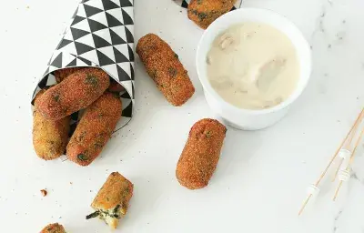 CROQUETAS DE QUESO Y ESPINACA CON SALSA DE HONGOS