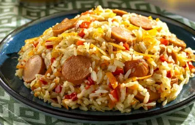 Arroz con salchichas, repollo y zanahoria