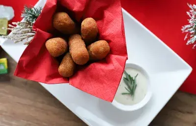 Croquetas de Pollo, Yuca y Chorizo con Mermelada de Cebolla