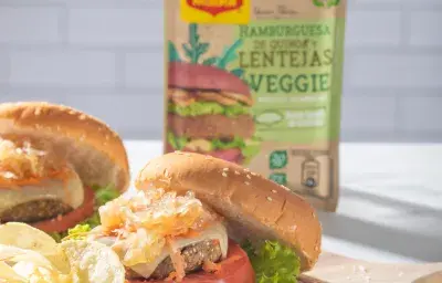 HAMBURGUESA DE QUINUAY LENTEJAS VEGGIE MAGGI CON CEBOLLA CARAMELIZADA