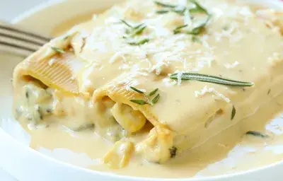 Canelones Rellenos De Maíz Y Espinacas En Salsa Bechamel