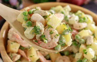 ENSALADA DE POLLO Y CAMARONES CON PAPA