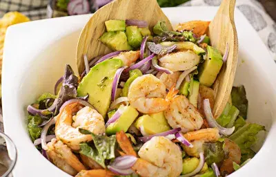 ENSALADA DE CAMARONES Y AGUACATE