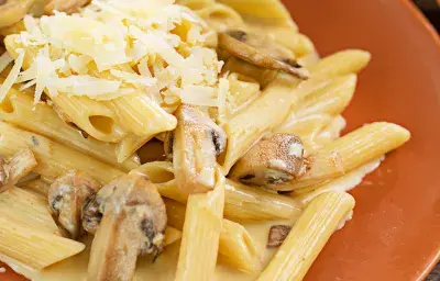 Pasta queso y hongos