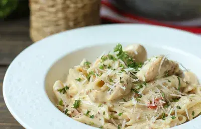 Pasta con Pollo, Tocineta y Mostaza