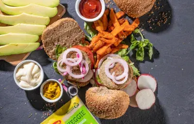 HAMBURGUESA CLÁSICA DE QUINOA VEGGIE MAGGI AGUACATE, BERRO Y RABANO