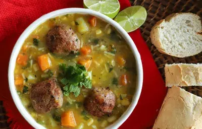 Sopa de Vegetales con Albóndigas de Pollo