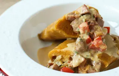 Pasteles en Hoja con Tope de Salchicha Guisada