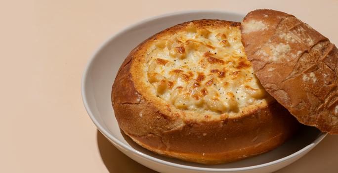 Macarrones con queso en pan campesino