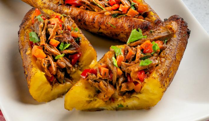 Canoa de platano maduro con ropa vieja