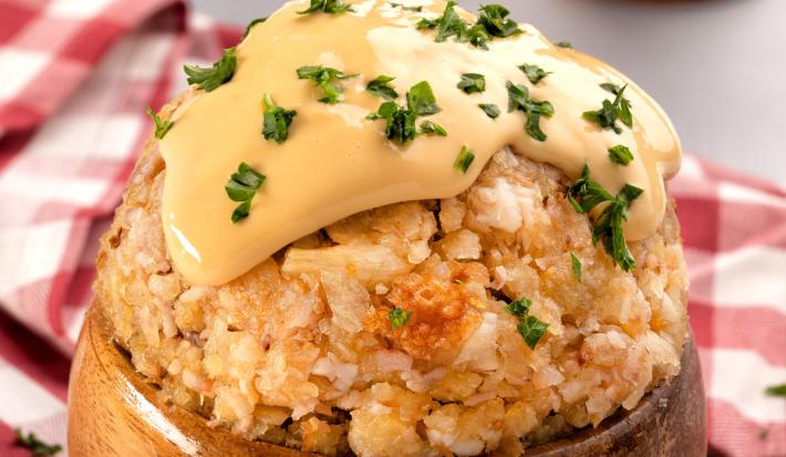 Mofongo de yuca con crema de queso