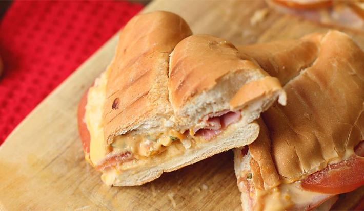 Sándwich Cremoso de Queso y Jamón