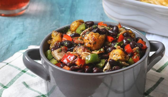 Ensalada De Habichuelas Negras Con Plátanos Maduros Y Tocineta