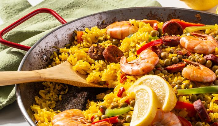 Paella de camarones y chorizo