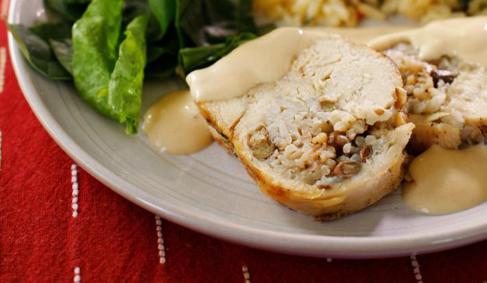 PECHUGA DE POLLO RELLENA DE MORO DE GUANDULES