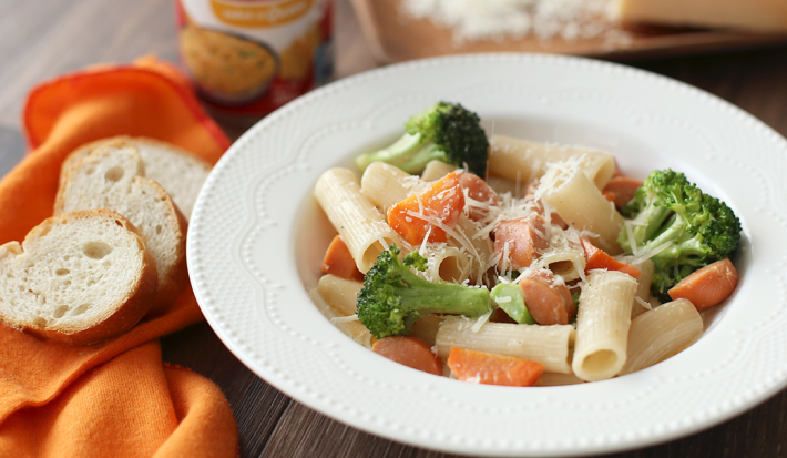 Pasta con salchicha, zanahoria y brócoli