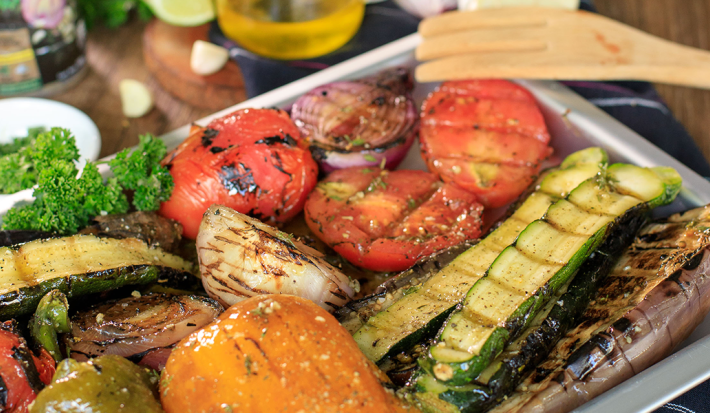 MIX DE VEGETALES ASADOS CON SALSA DE TOMILLO Y PIEMETA