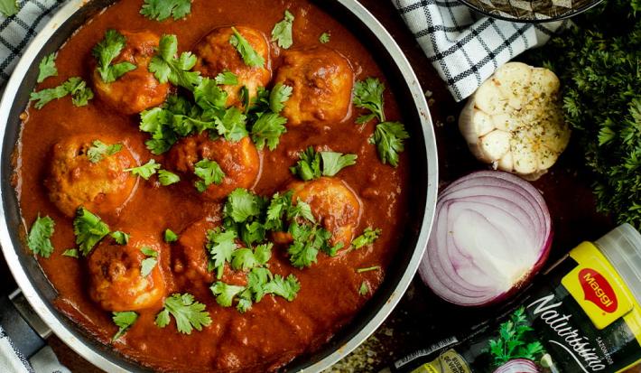 Albóndigas de pollo con curry y cilantro