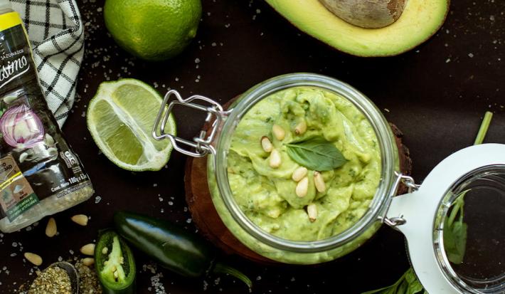 Pesto de aguacate y chile verde picante