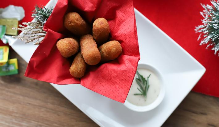 Croquetas de Pollo, Yuca y Chorizo con Mermelada de Cebolla