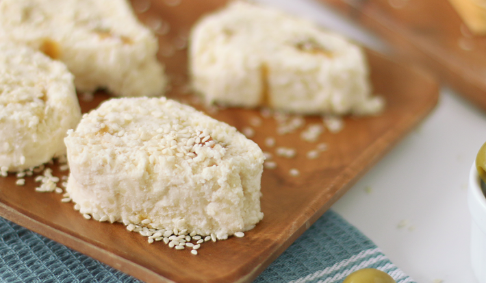 Rollos de Queso con Mermelada Revestidos de Ajonjolí