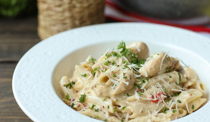 Pasta con Pollo, Tocineta y Mostaza