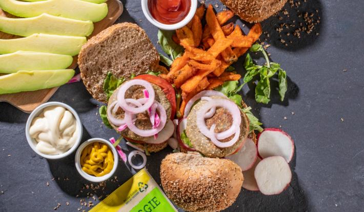 HAMBURGUESA CLÁSICA DE QUINOA VEGGIE MAGGI AGUACATE, BERRO Y RABANO