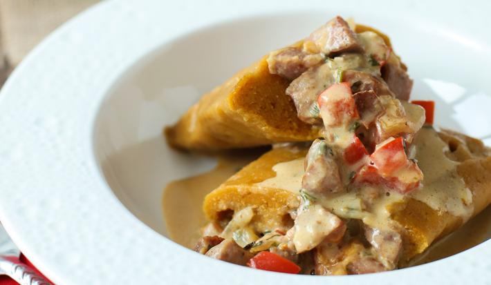 Pasteles en Hoja con Tope de Salchicha Guisada